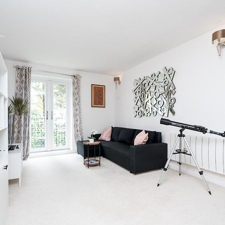 Apartment In Elephant & Castle With Parking Лондон Екстериор снимка