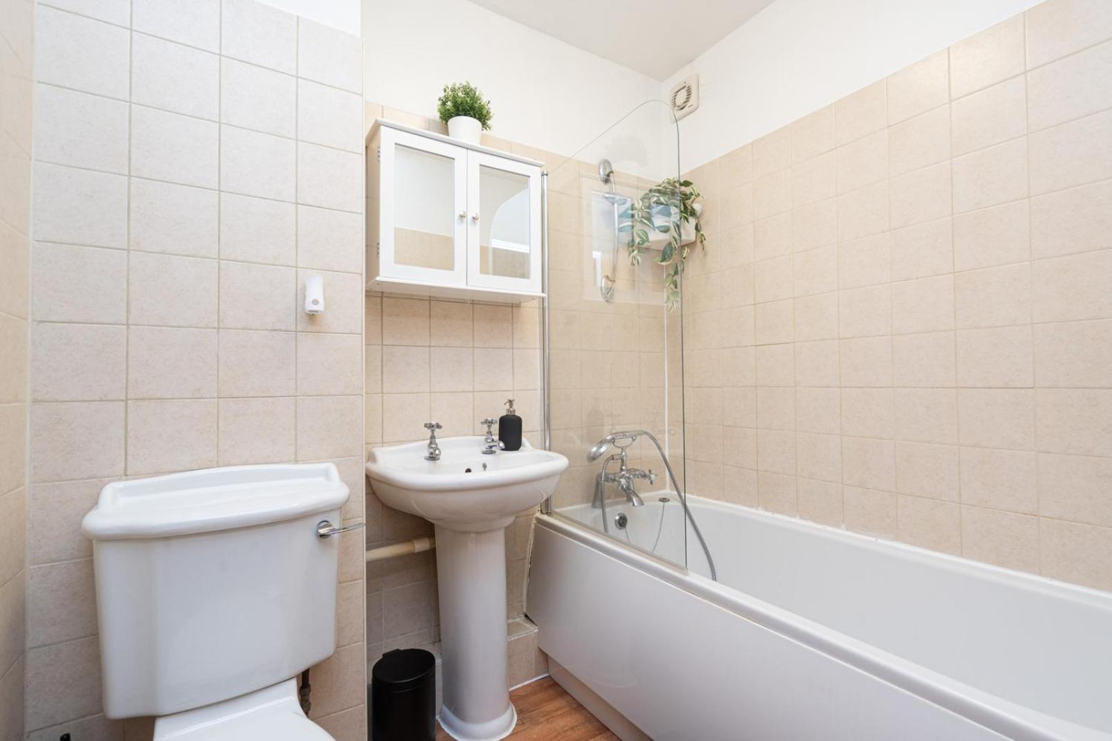 Apartment In Elephant & Castle With Parking Лондон Екстериор снимка